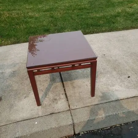 Solid wood side /Accent table, Glass Top. Mahogany Finish.