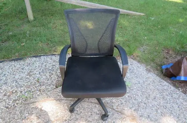 SWIVEL DESK CHAIR - WITH 5 CASTER WHEELS - LIKE NEW !