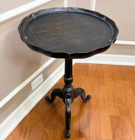 Elegant Pulaski Traditional Scalloped Piecrust Accent Table - Black/Br