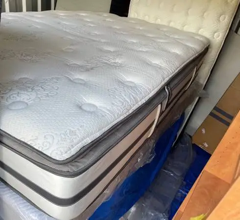 KINGSIZE PILLOWTOP SHOWROOM MODEL MATTRESS