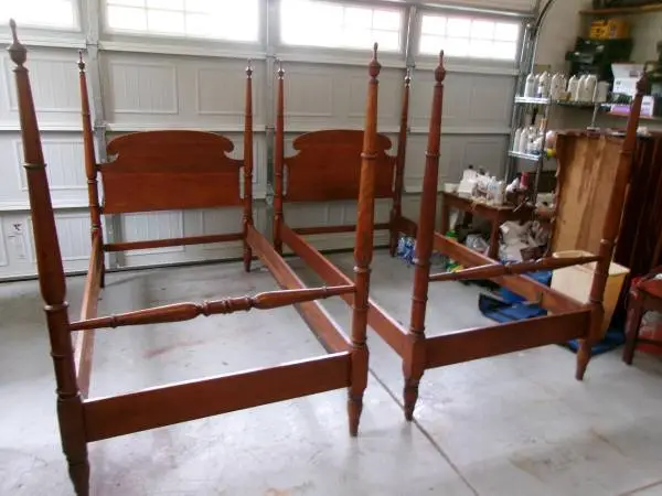 VINTAGE SOLID HARDROCK MAPLE 2 IDENTICAL POSTER TWIN BEDS (PIC)