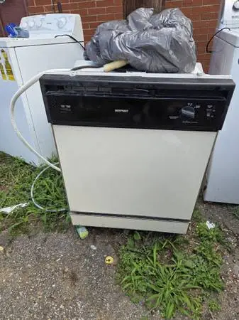 Hotpoint dishwasher has been tested works great in very good condition its guar