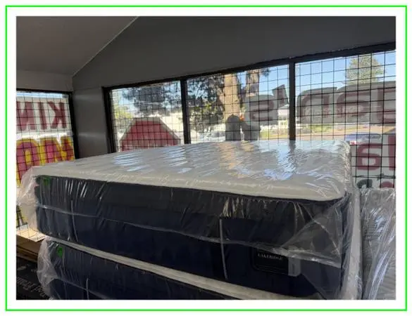 QUEEN SIZE STEARNS & FOSTER LAKERIDGE PILLOW TOP MATTRESS & BOX BED