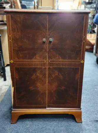 20th-century mahogany veneer cabinet