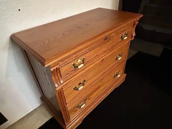 BEAUTIFUL PRISTINE QUALITY SOLID OAK DRESSER CAN DELIVER LOCAL IF NEEDED