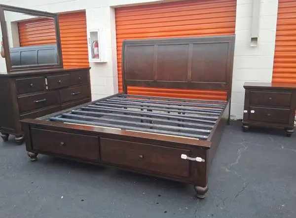 King size bedroom set with mirror