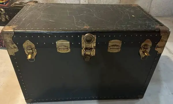 VINTAGE METAL TRUNK