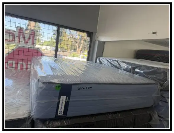 QUEEN SIZE SEALY POSTUREPEDIC PLUS MATTRESS & BOX SPRING BED SET
