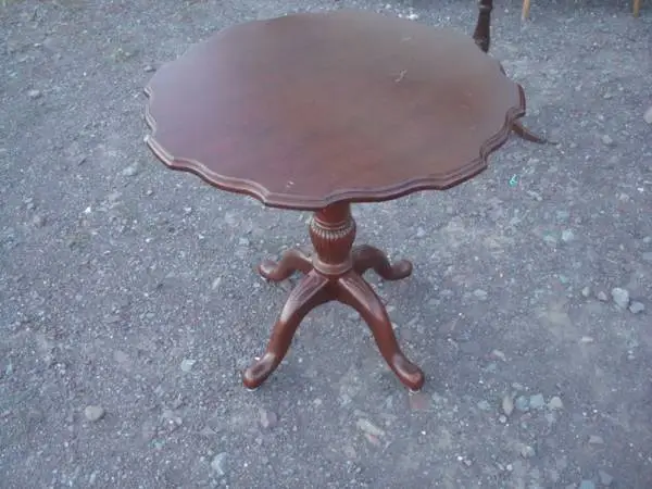 nice sm pedastole table,