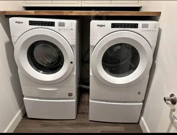 Washer and dryer +2 pedestals