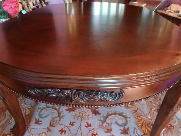 SOLID WOOD ANTIQUE OVAL DINING TABLE