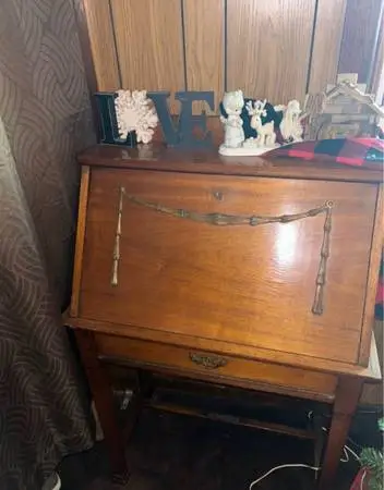 29.5 W X 46.5 L Vintage Sturdy Wooden Desk *Good Condition*