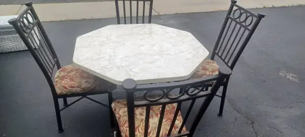 4 CHAIRS DINNING SET EXCELLENT CONDITIONS SUPER CLEAN AND COMFORTABLE