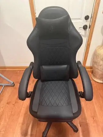 LEATHER GAMING / OFFICE CHAIR LIKE NEW CONDITION ALSO RECLINES