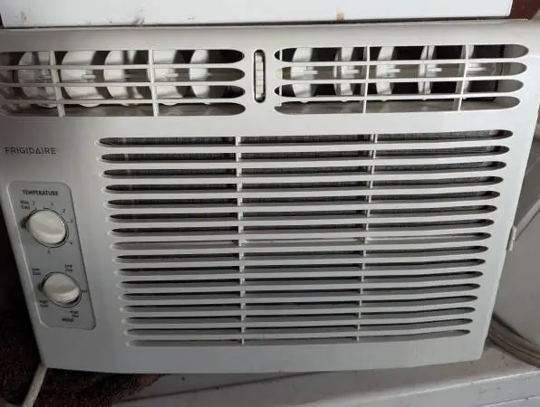 2 Widow AC units bith work Great