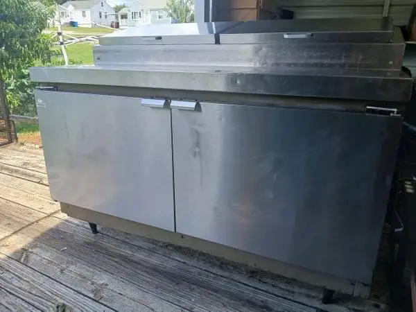 Refrigerated sandwich prep station
