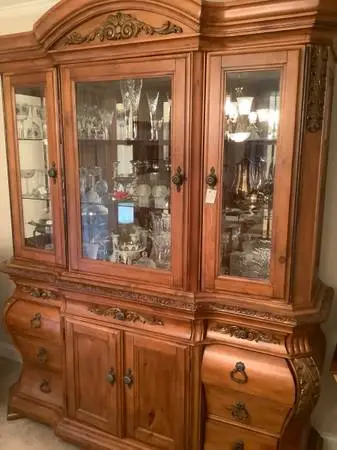 STUNNING ASHLEY DINING TABLE 8 CHAIRS + HUTCH