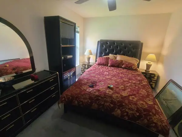 Good Bedroom Set and Queen Bed for Sale