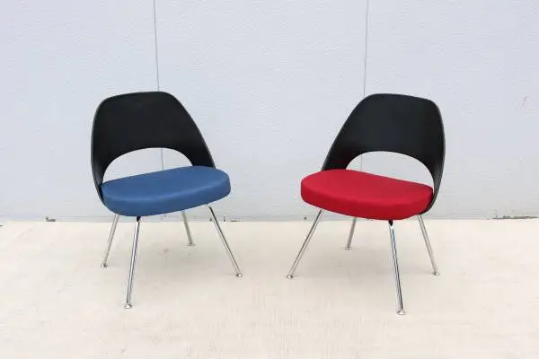 Knoll Mid-Century Modern Eero Saarinen Executive Armless Chairs a Pair