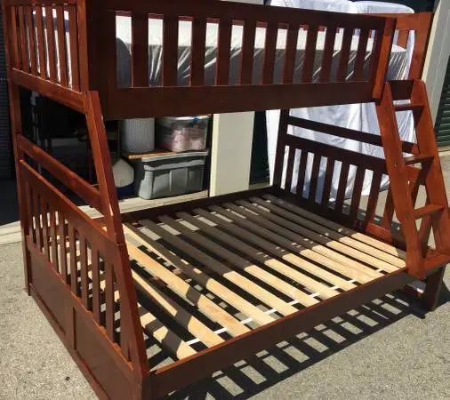 ****Twin / Full Bunk Bed ****