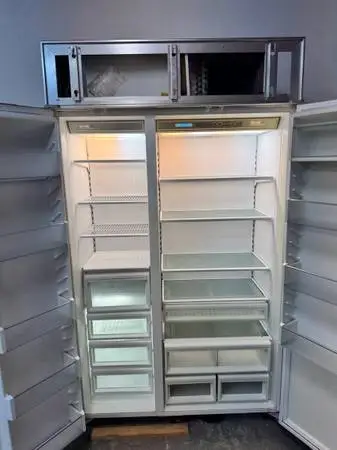 Refrigerator Sub Zero built-in