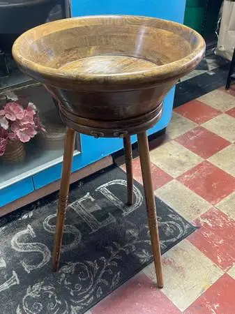 Wooden salad bowl with stand