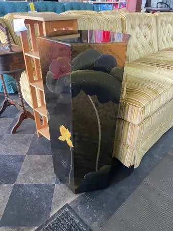 Asian pedestal stand