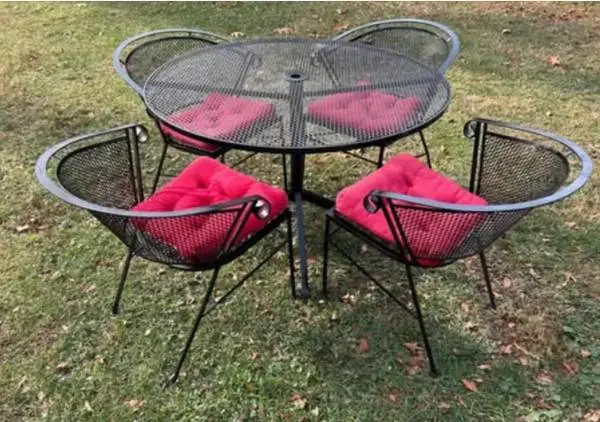 Sturdy heavy metal Patio Table w Chairs