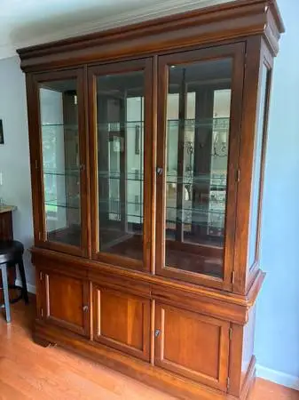 Broyhill China Cabinet , Hutch