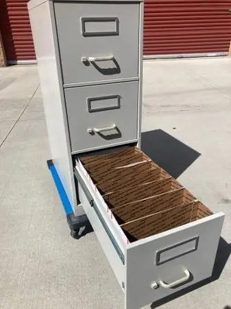 File cabinet,3 drawer,off white,metal,clean,hlp dlvr.