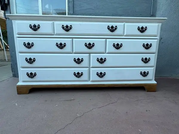 Solid wood long white dresser with 10 drawers in very good condition a