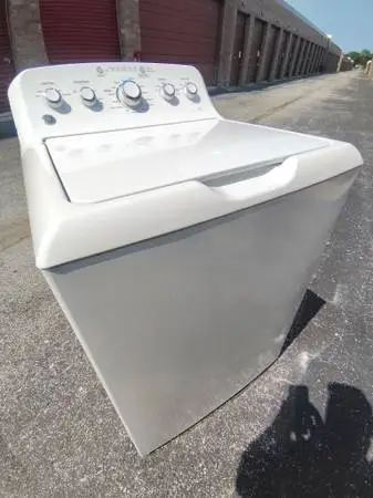 GE OVERSIZED CAPACITY WASHING MACHINE. WORKS LIKE NEW!