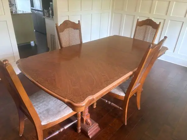Dining Room Table and 6 Chairs