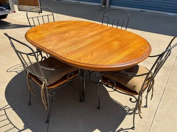 Beautiful Solid Oak 5 Piece Dining Set w/Leaf and 4 Sturdy Chairs