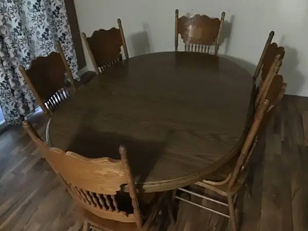 Nice kitchen table and 6 chairs