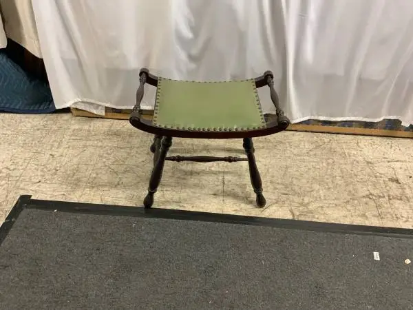 Saddle stool