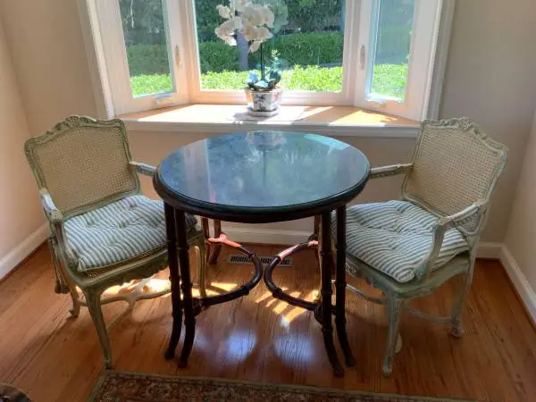 Round marble table