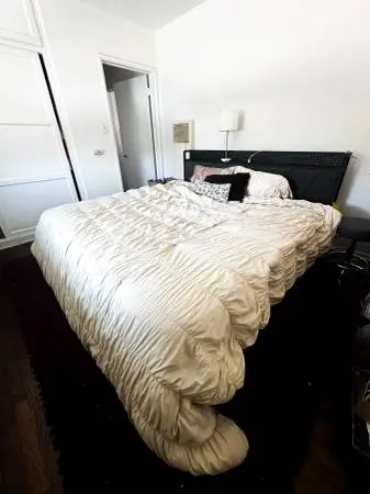 Bed frame + mattress