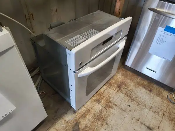 White GE Built In Convection Wall Oven Model # JKP70DP1WW Used