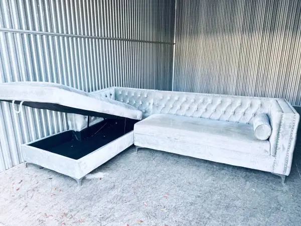 Elegant Upscale Z Gallerie Sectional Sofa w/Crystal Tufting & Storage