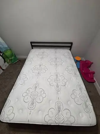 LIKE NEW QUEEN MATTRESS