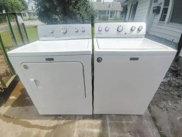 MATCHING MAYTAG WASHER AND GAS DRYER SET.