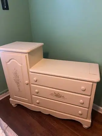 dresser with mirror
