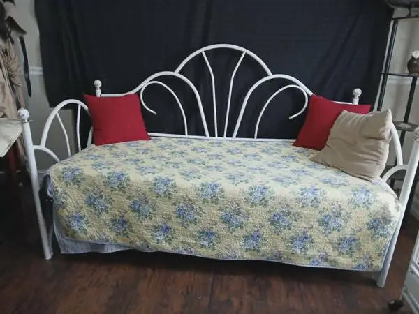 Vintage Twin Trundle Bed w/Enameled Metal Frame