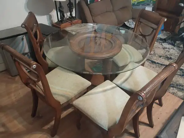 Beautiful Dining Table With 5 Gorgeous Comfortable Chairs!