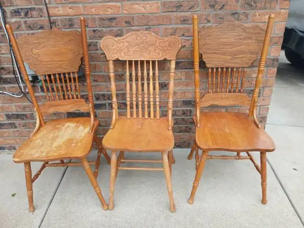 3 Oak Dining Room Chairs/$25 For All 3