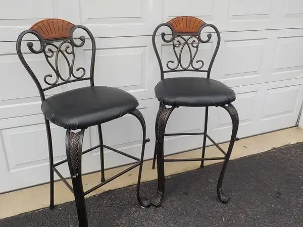 (2)pub/Bar stools -black vinyl