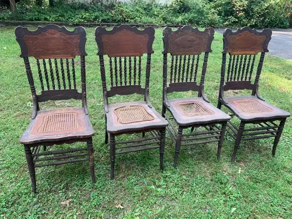 Several sets of antique chairs 🪑