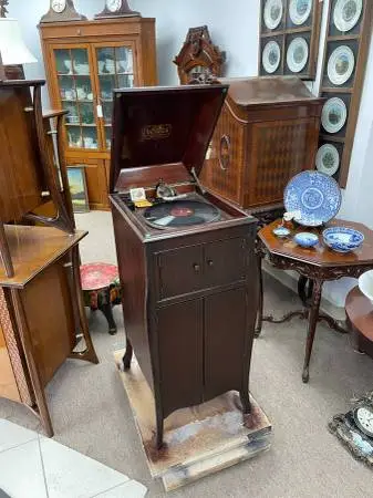 Antique Victrola Model VV-X Talking Machine, Hand Crank Record Player