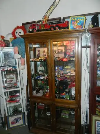 OAK WOOD DISPLAY CURIO COLLECTIBLE CABINET